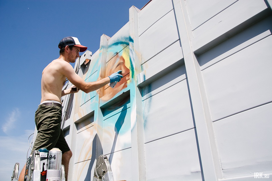 Иркутские уличные художники нанесли граффити на уборочные машины.