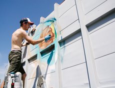 Иркутские уличные художники нанесли граффити на уборочные машины.