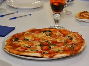 Самая популярная пицца в Италии «Маргарита» является базой для всевозможных вариантов. Приготовьте ее дома, следуя пошаговому фоторецепту.