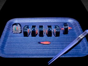 Американская компания стала продавать суши из GloFish. Такие светящиеся в темноте рыбок появились в российских зоомагазинах с 2005 года, но раньше не приходило в голову использовать их в еду.