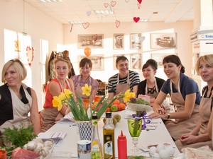 Хороший подарок на 8 Марта – сертификат на занятие в студию кулинарных проектов. Ближайшие сеты:  «Искусство стейка», «Кухня Кавказа», "Десерты ", «Истина в вине».