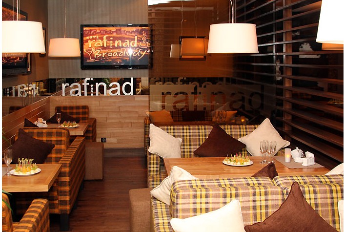 Интерьер кафе Rafinad: удобные диваны и кресла. Фото с сайта www.irksib.ru