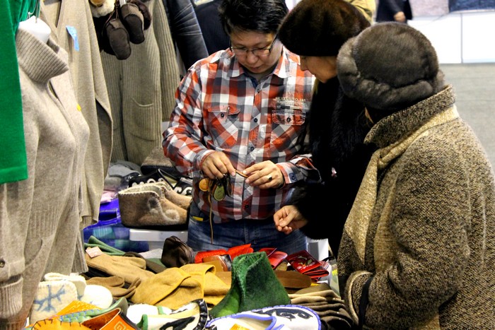 На выставке представлены различные сувениры.