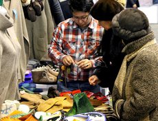 На выставке представлены различные сувениры.