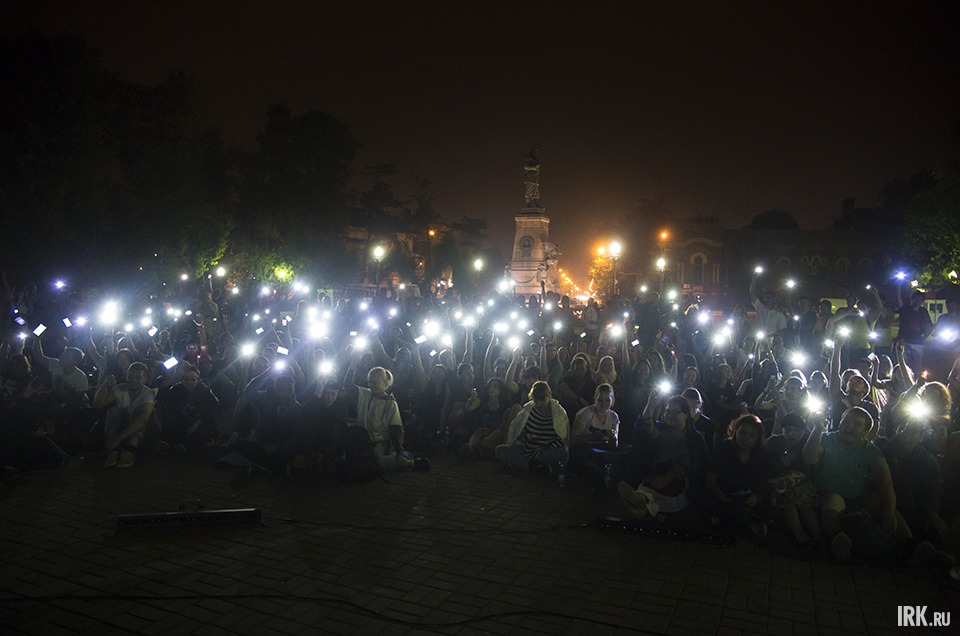 За понравившийся фильм каждый проголосовал светом от фонарика или сотового телефона.