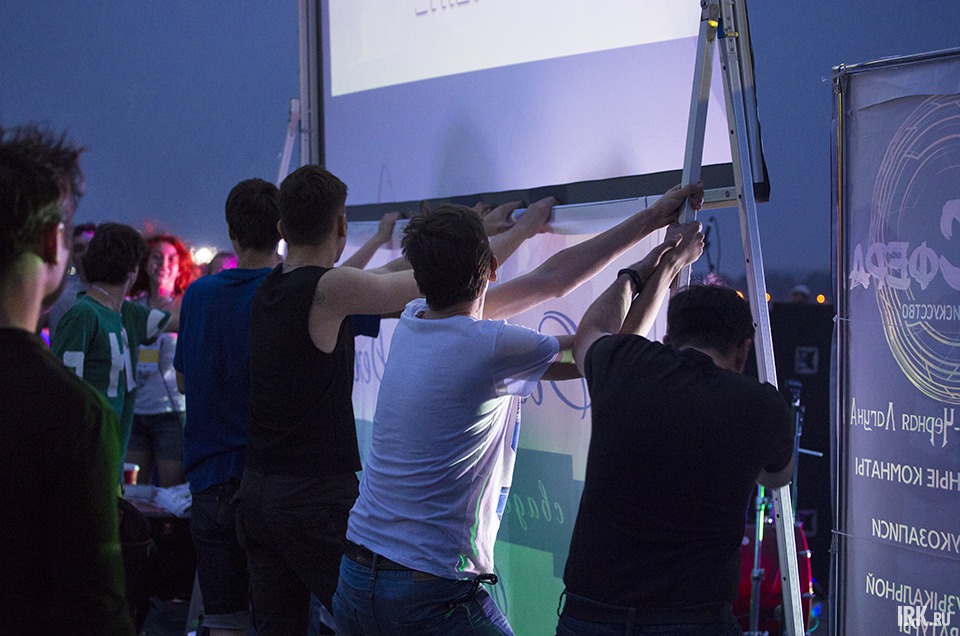 Сильный ветер и гроза чуть не сорвали мероприятие. Во время выступления группы организаторы держали экран.