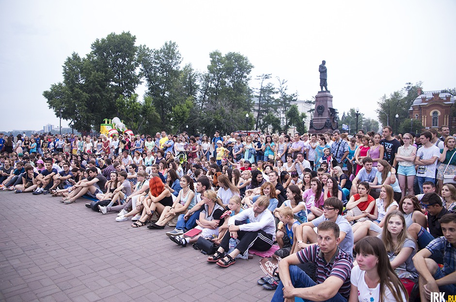 30 июля в Иркутске показали фильмы Международного фестиваля уличного кино. Желающие посмотреть работы молодых режиссёров собрались на набережной.