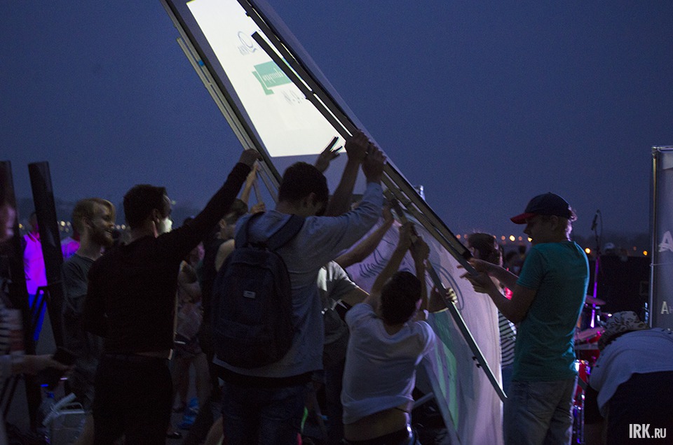 В какой-то момент экран всё-таки повалило ветром. Из-за этого программа фестиваля немного сдвинулась. Зрителям не успели показать последний из запланированных фильмов, поскольку мероприятие нужно было завершить ровно в 23:00.