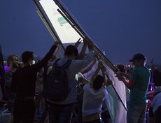 В какой-то момент экран всё-таки повалило ветром. Из-за этого программа фестиваля немного сдвинулась. Зрителям не успели показать последний из запланированных фильмов, поскольку мероприятие нужно было завершить ровно в 23:00.