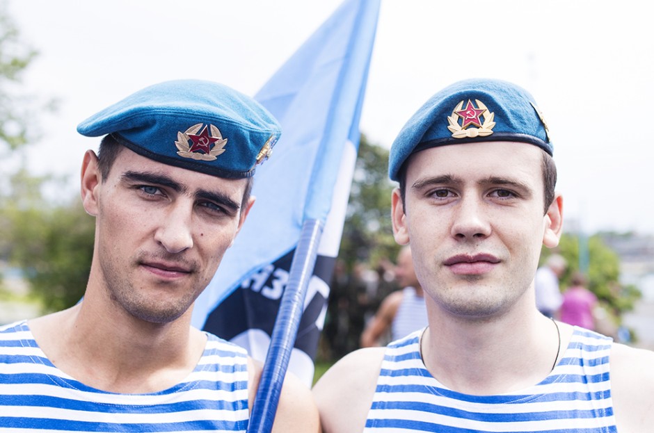 Дмитрий (справа)