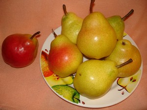 Именно этот фрукт, по оценкам ученых, предотвращает ряд офисных заболеваний. Чтобы справится с усталостью, ароматные и сочные груши нужно есть каждый день.