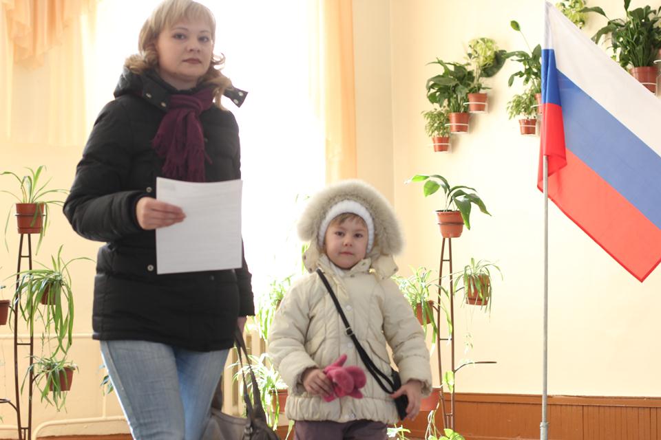 Многие горожане пришли на выборы с детьми