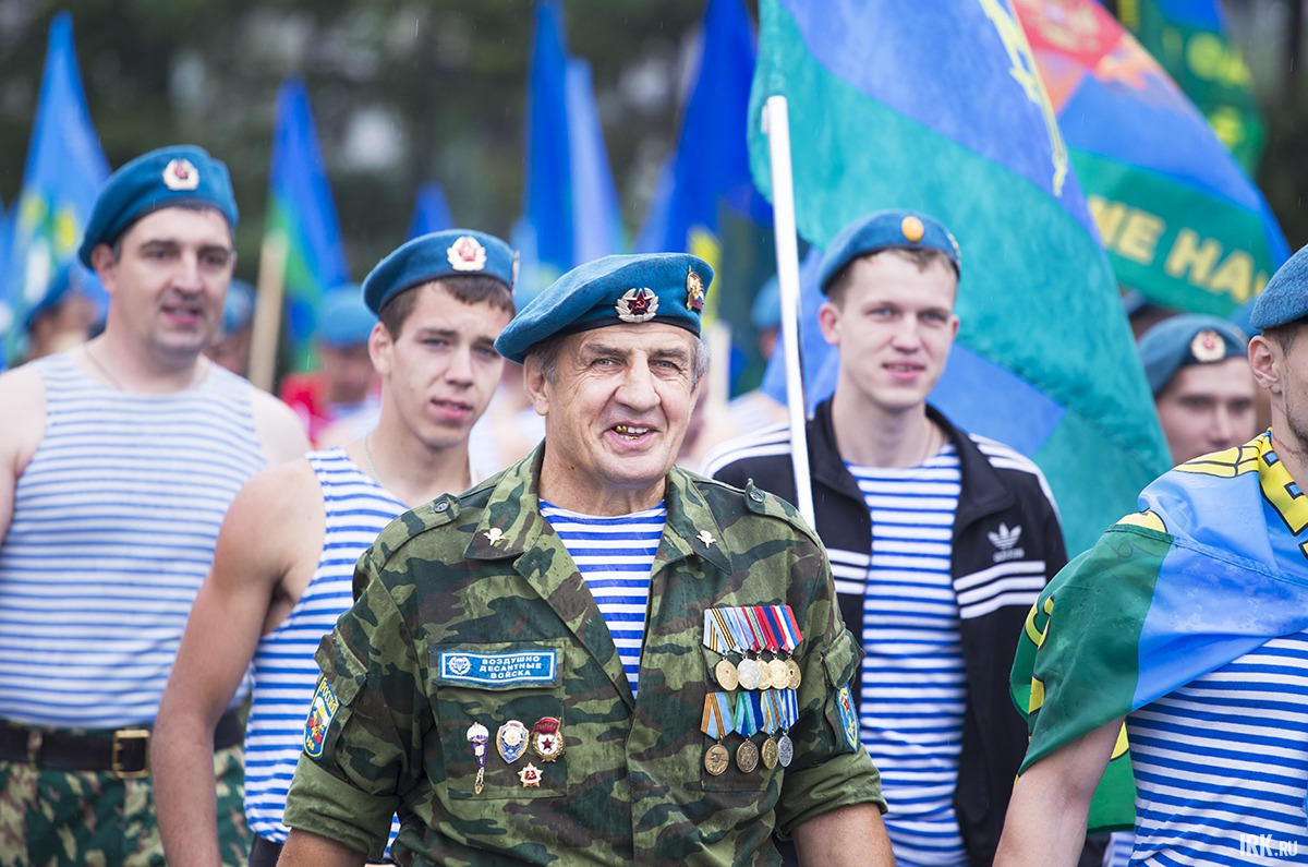 После митинга десантники организованной колонной прошли по центральным улицам города до набережной.