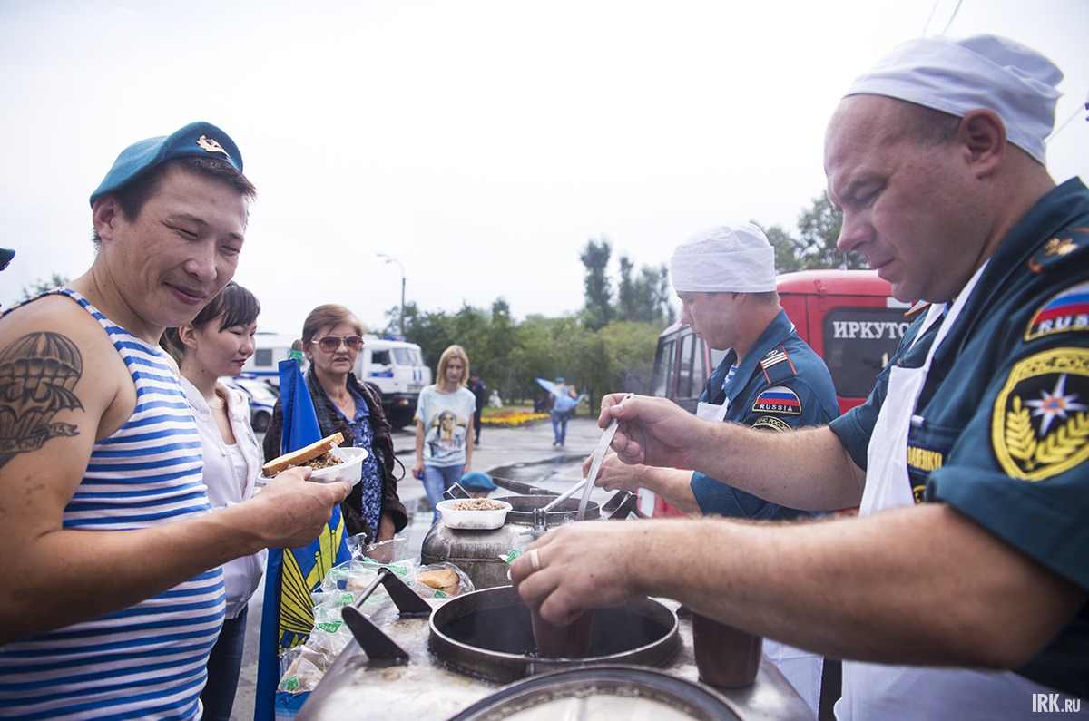 На набережной всех желающих угощали кашей.