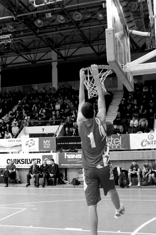 Slumdunk, пожалуй, самое зрелищное в баскетболе. Игроки должны забить мяч в корзину сверху вниз в прыжке. Победителем стал Александр Барсуков.