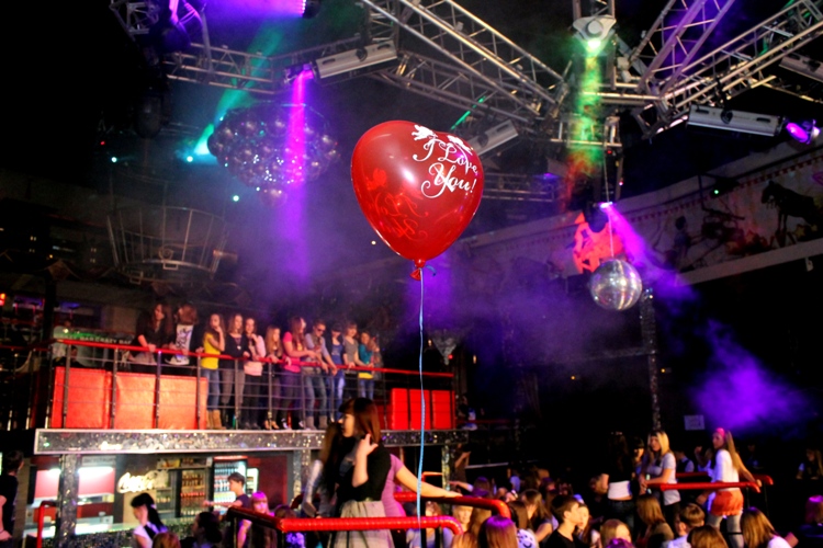 После награждения состоялась вечеринка для всех, кто пришел поболеть за девушек.