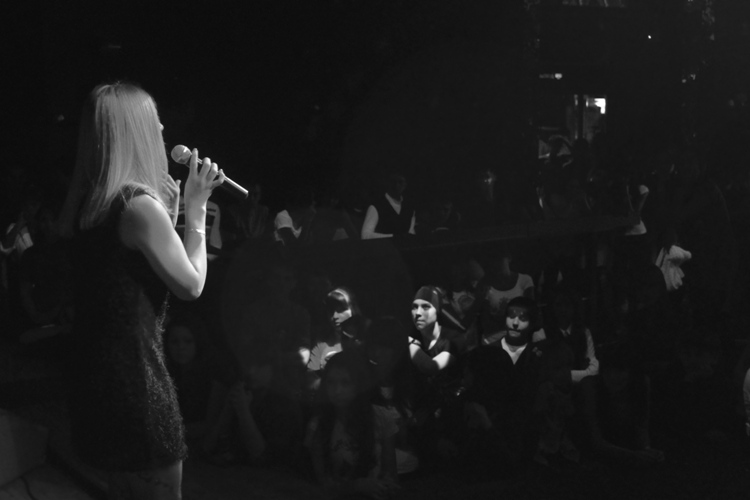 Седьмая участница выступила с сатирическим рассказом «Демоническая женщина».