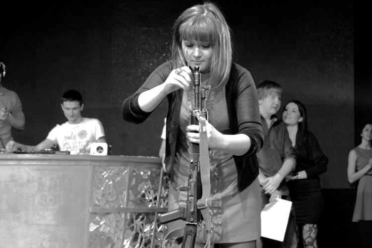 Алена Попова, пятая претендентка на звание «Miss School», удивляла жюри умением собирать и разбирать автомат Калашникова.