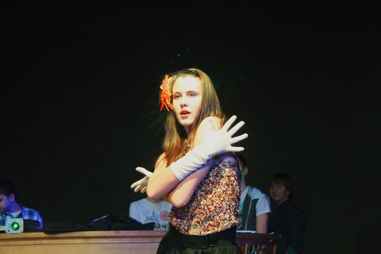 Наталья Тымчук показала танец с элементами художественной гимнастики.