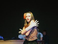 Наталья Тымчук показала танец с элементами художественной гимнастики.