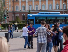 Присоединиться к танцующим в этот день в сквере могли все желающие
