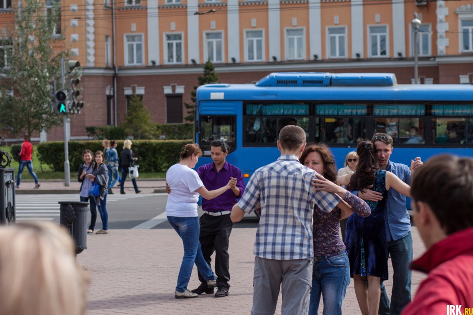 Присоединиться к танцующим в этот день в сквере могли все желающие