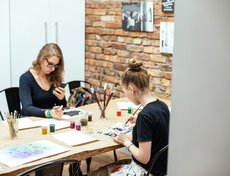В холле галереи работала площадка для творчества.
