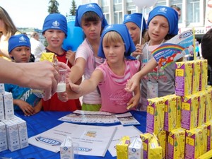 В «СибЭкспоЦентре» в эти дни пройдет ярмарка, концерты, конкурсы и деловые мероприятия. Эксперты-дегустаторы и гости выставки выберут лучшую молочную продукцию области.