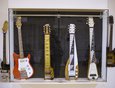 Гордость моей коллекции – первые электрогитары из Чехословакии. На стенде справа — самая первая электрогитара Resonet Akord, выпущенная в 1954 году. На стенде все три гавайские гитары, выпущенные этой корпорацией.