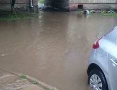 Во дворе дома № 60 по улице Трилиссера. Фото прислал Антон