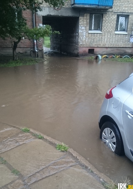 Во дворе дома № 60 по улице Трилиссера. Фото прислал Антон