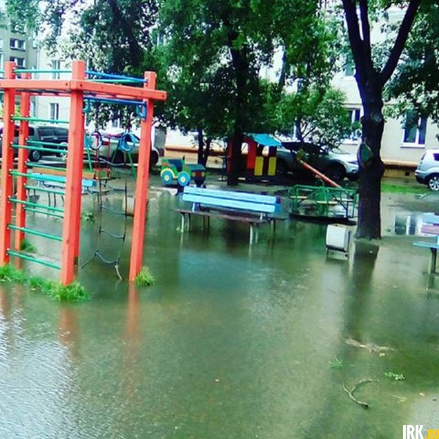 Детская площадка превратилась в аквапарк. Фото из аккаунта Марии Оленниковой в Instagram