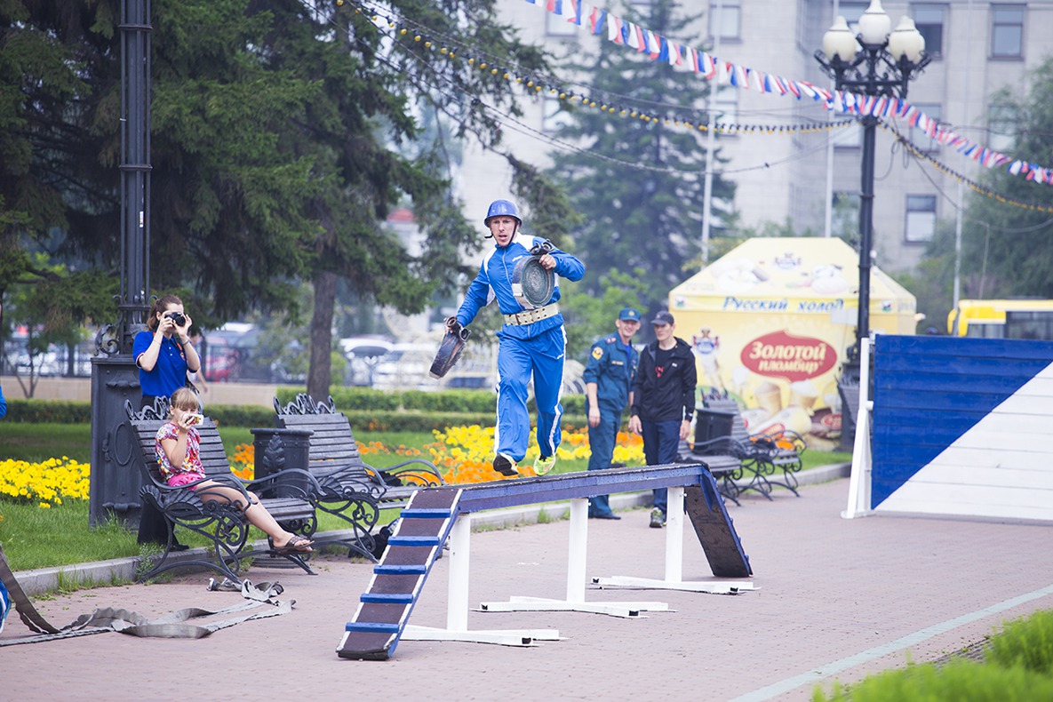 Сотрудники МЧС показывали свои навыки.