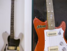 Jolana Star V, выпущенная в 1962 году. С этой гитарой зародилось движение вокально-инструментальных ансамблей в СССР.