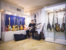 Очень редкие гитары —  «Орфей», «Кремона» и «Мелодия» — первых выпусков 50-х 60-х годов из Болгарии. Эти экспонаты мне отправил мой друг Иван Георгиев, гражданин Болгарии.