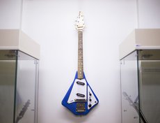 Jolana Star IX 1967 года. На языке музыкантов она называлась «отвертка», крайне неудобная гитара, но тем не менее было трудно найти такой инструмент.