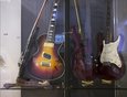 Стенд с дорогими гитарами. Слева направо: боком стоит Mosrite Ventures, далее – Gibson Nighthawk CUSTOM 1993 года выпуска, затем D&L модели F-100, созданная великим мастером Лео Фендером. И последняя гитара — знаменитый «Фендер Стратокастер».