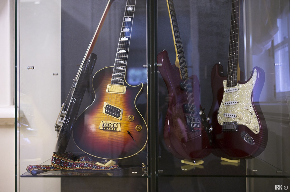 Стенд с дорогими гитарами. Слева направо: боком стоит Mosrite Ventures, далее – Gibson Nighthawk CUSTOM 1993 года выпуска, затем D&L модели F-100, созданная великим мастером Лео Фендером. И последняя гитара — знаменитый «Фендер Стратокастер».