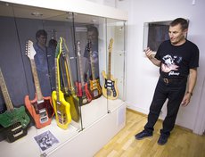 Стенд с гитарами СССР «Тоника». Они выпускались в Свердловске, Орджоникидзе, Ростове. На них играли первые вокально-инструментальные ансамбли конца 60-х—начала 70-х. Очень тяжелые гитары неудобной формы.