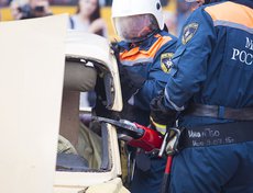 Спасатели специальными кусачками срезают крышу автомобиля.