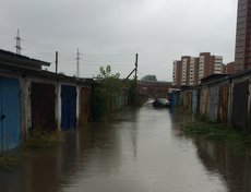 «Последствия ливня в гаражном кооперативе № 2 на Нижней Лисихе. Владельцы авто разуваются и закатывают штаны, чтобы пройти до своих боксов. Средняя глубина составляет 30-40 см» — пишет нам Сергей Аверьянов.