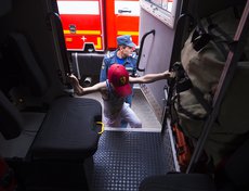 Всем разрешали посмотреть пожарную технику изнутри.