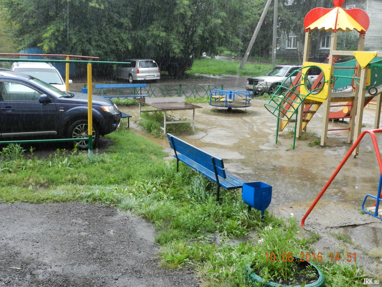 Детская площадка возле дома № 29 по улице Белобородова. Фото прислал Юрий Егоров