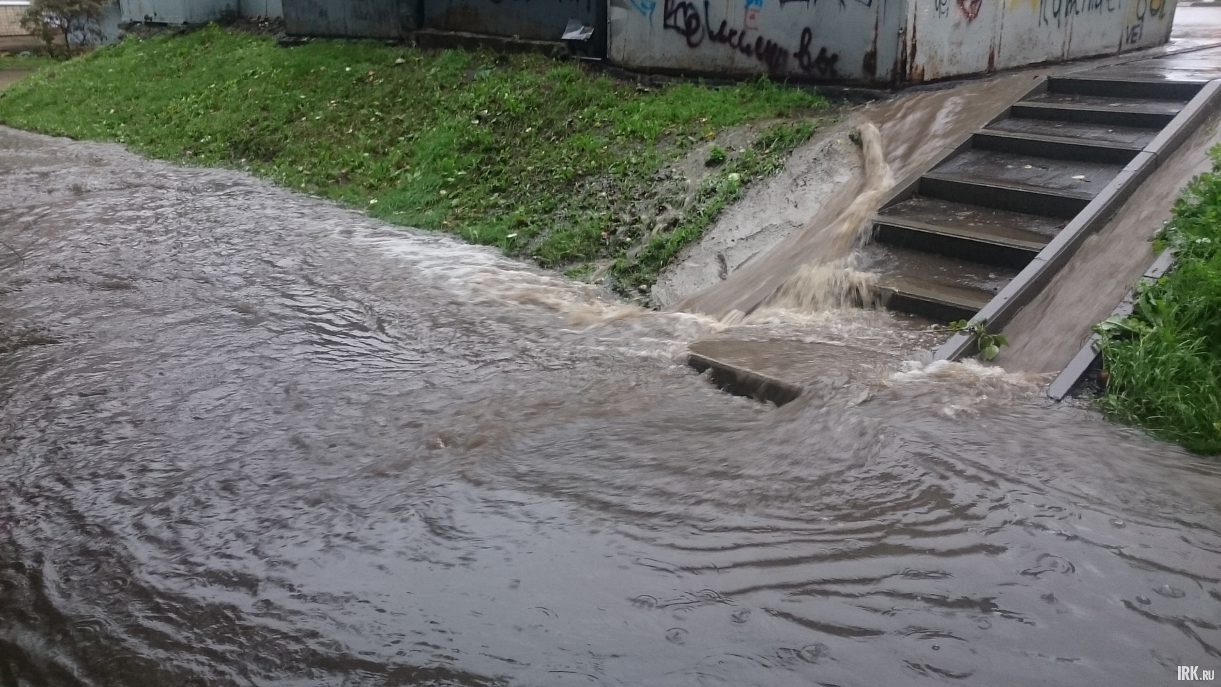 Во дворе на улице 4-я Советская. Фото прислал Антон