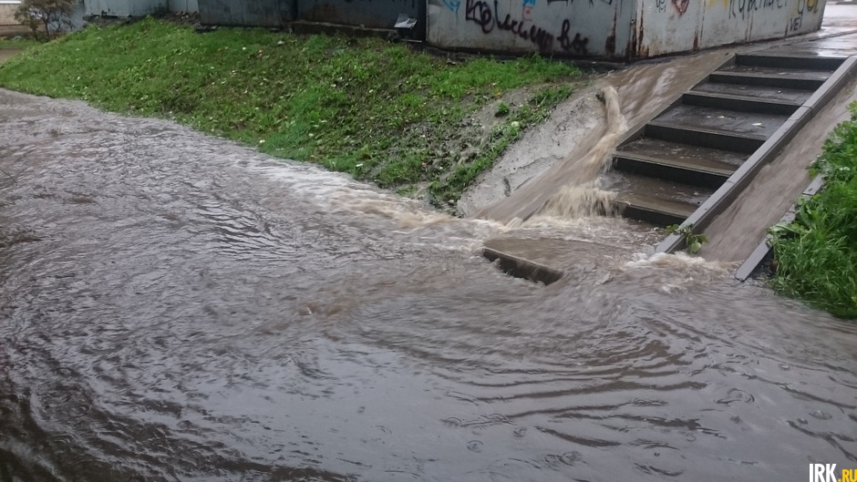 Во дворе на улице 4-я Советская. Фото прислал Антон