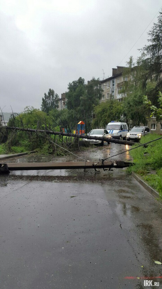 В Юбилейном упавший столб перегородил выезд. Фото «ДТП 38RUS»