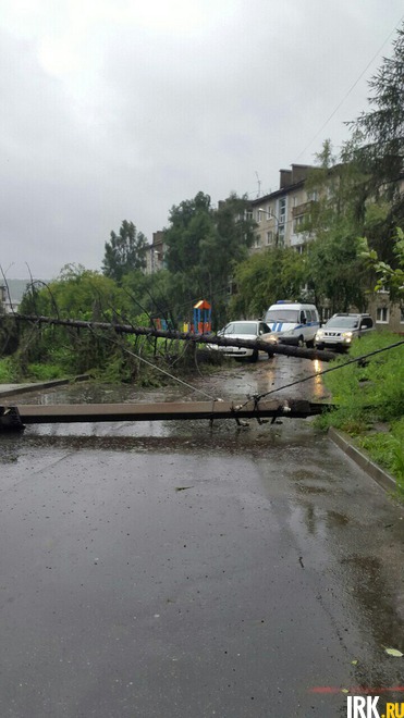 В Юбилейном упавший столб перегородил выезд. Фото «ДТП 38RUS»