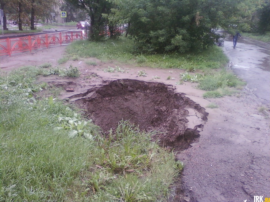 Яма на бульваре Постышева неподалёку от пешеходного перехода. Фото прислал читатель