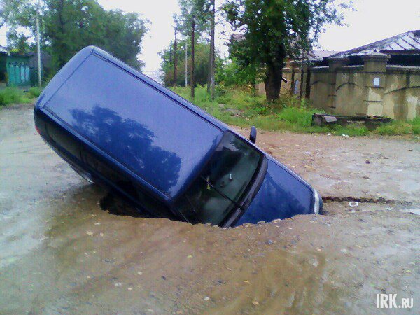 Автомобиль провалился в яму на улице Комсомольская. Фото «ДТП 38RUS»