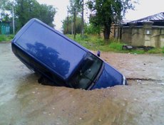 Автомобиль провалился в яму на улице Комсомольская. Фото «ДТП 38RUS»